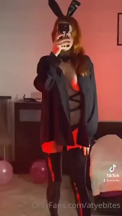 Am i looking good in this bandage 