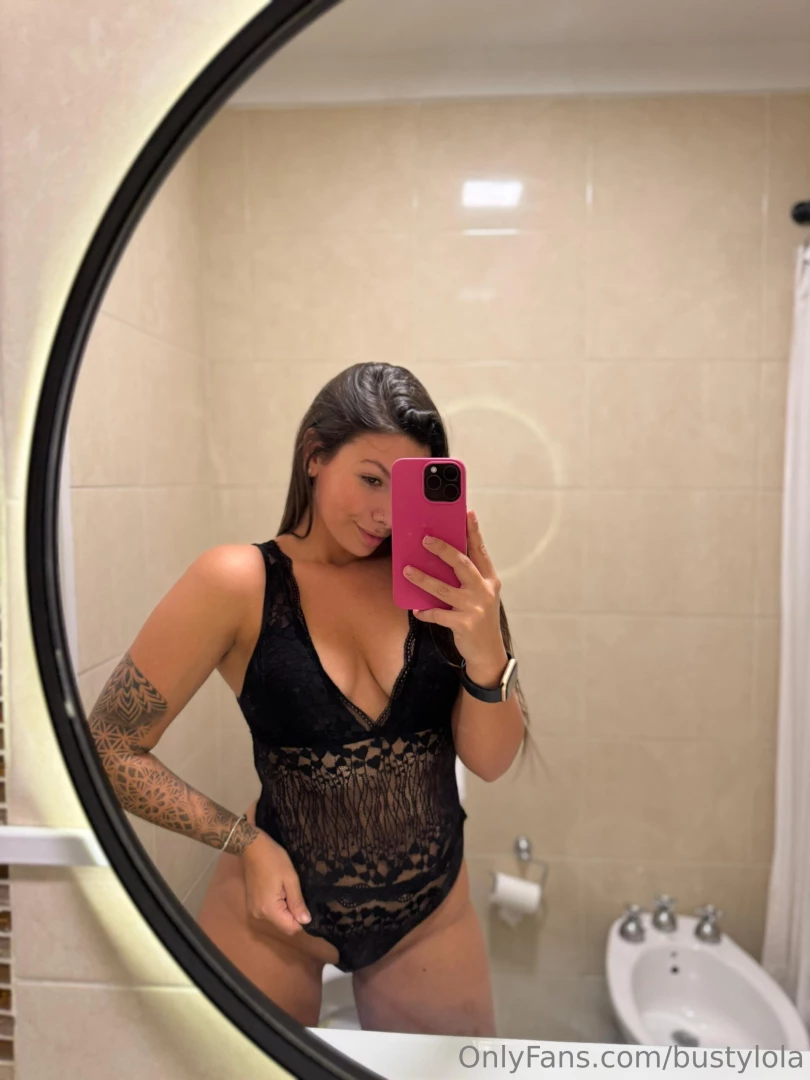 It s already late i m in bed without clothes and i want to show you 
