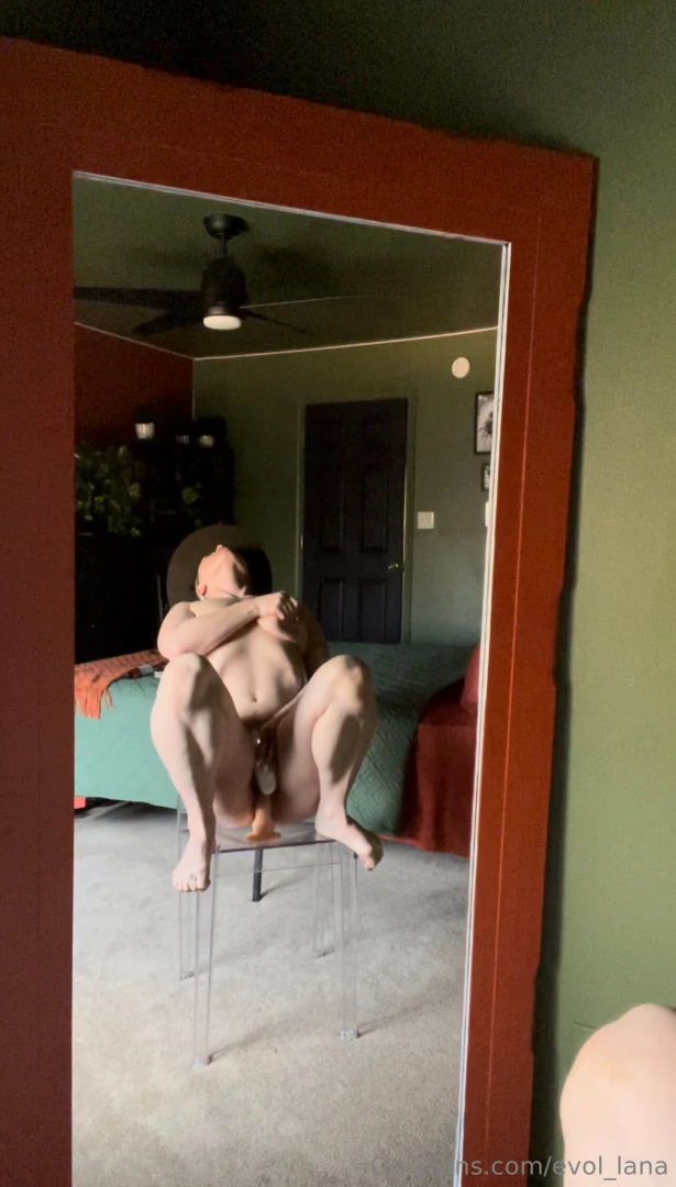 Left hand left knee right hand right knee back straight mouths shut 