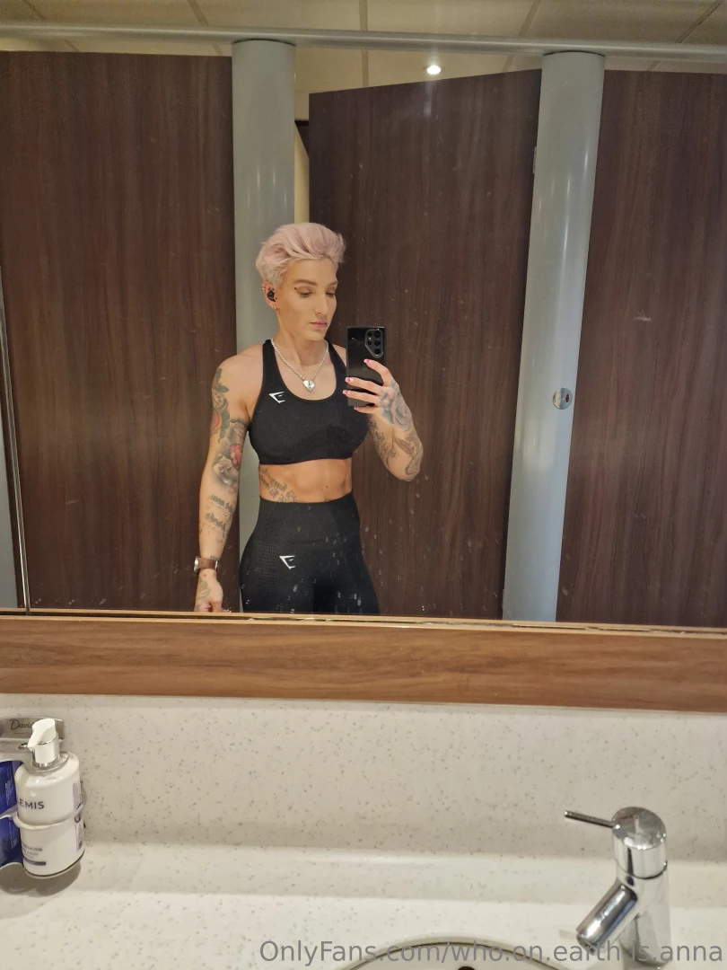 Sometimes the all black outfit just needs to make an appearance to 