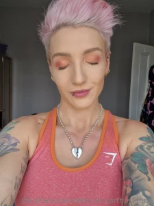 I was feeling the sunshine today so i matched my eyeshadow to my gym