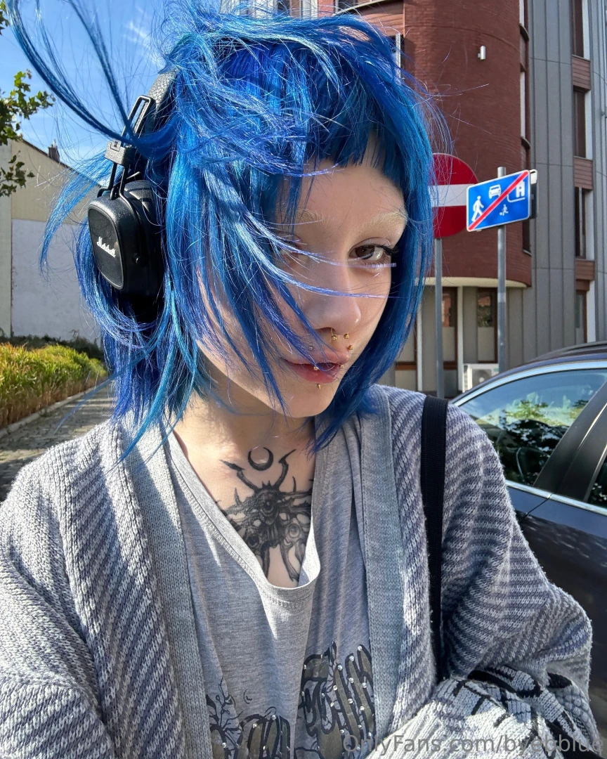 Puts feel good inc on repeat 