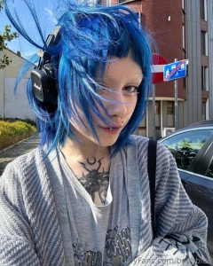 Puts feel good inc on repeat