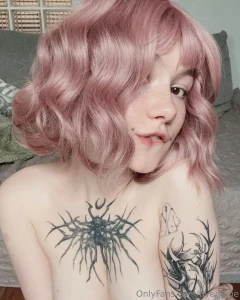 Fairy who watches horror movies