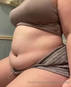 The jiggle just keeps going she s a tub of lard