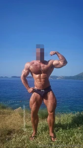 There is nothing better than flexing at the beach part 1