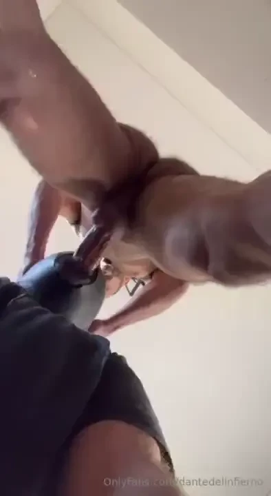 Satisfaciendo su garganta 