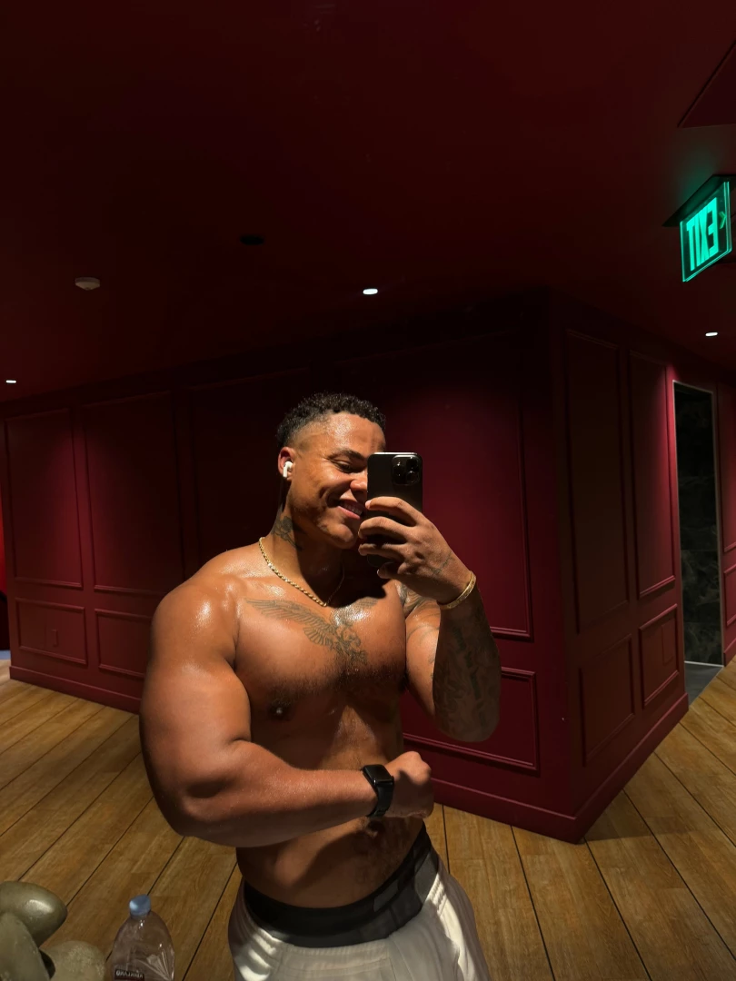 Do you want me to send you nudes don t be shy just dm me and ask for 