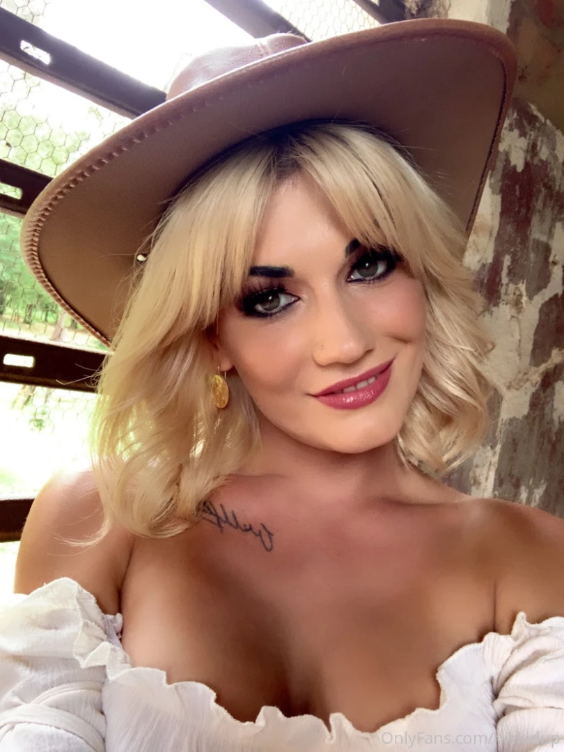 Howdy how s your monday going xo s 