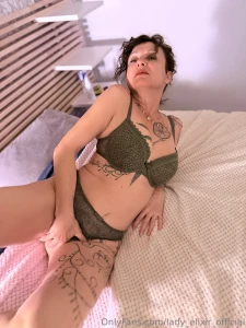 Tu viens glisser ta main