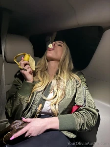 I m thinking of something else while i eat this banana part 2