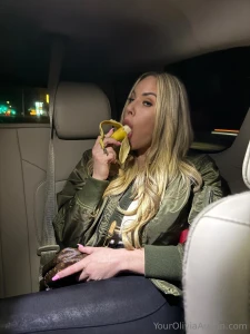 I m thinking of something else while i eat this banana part 1