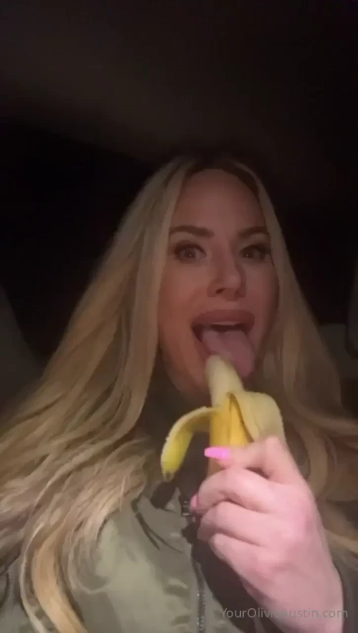 I m thinking of something else while i eat this banana 
