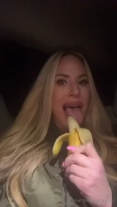 I m thinking of something else while i eat this banana