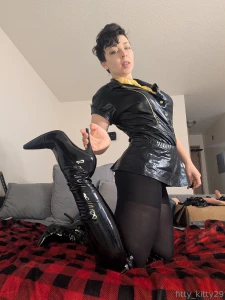 Mmh i want to stick my stiletto heel in your ass