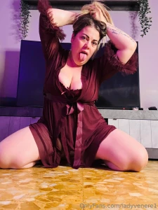 A parer mio mi dona il rosso bordeaux te che ne pensi se approvi ti