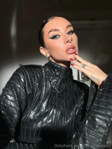 Does leather bring out my eyes