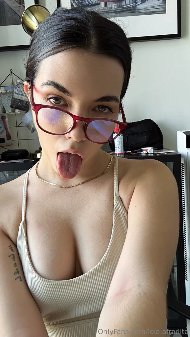 1 as te miro la po 2 ya sab is lo que pasa cuando una chica se hace part 1 