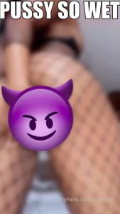 Booty clappin clappin all of this ass up close in your face finna show