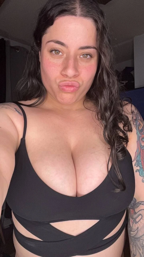 It s golden hour and i m glowing come see why 