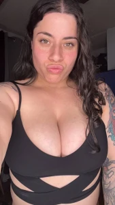 It s golden hour and i m glowing come see why