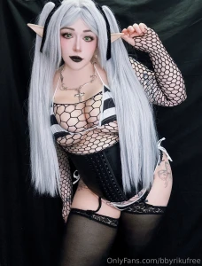 Goth frieren cosplay she accidentally used a potion that made her