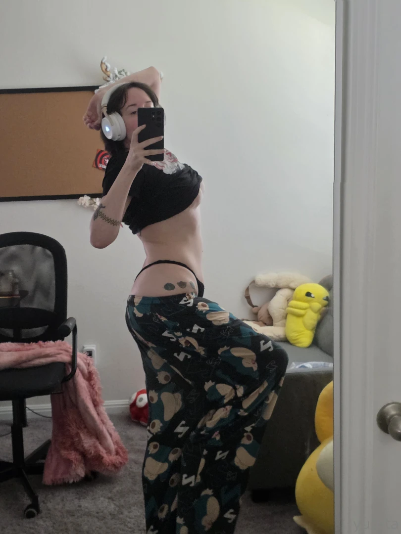 Why i look kinda fit side note hips squish 