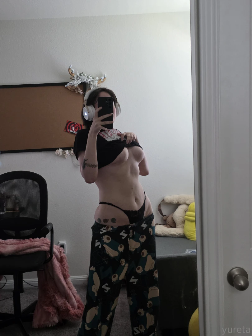 Why i look kinda fit side note hips squish part 1 