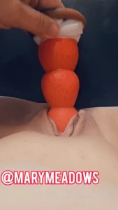 Strawberries an creammmmmy pussy