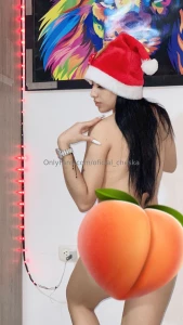 Lady in red no bra ok