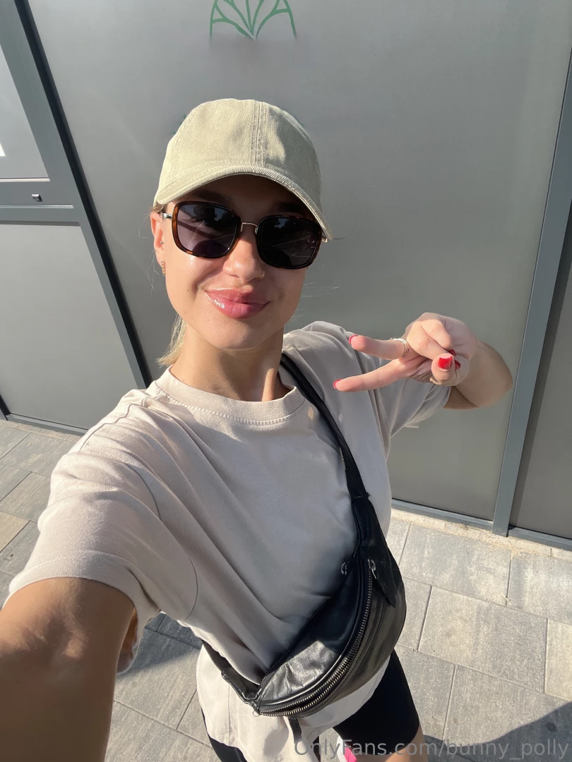 This morning i saw an amazing bird with bright red feathers outside it 