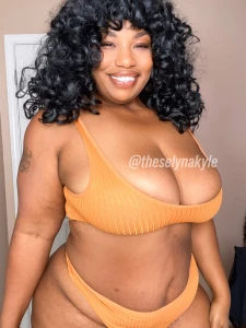 Spreading and showing off my body in this super sexy strip tease