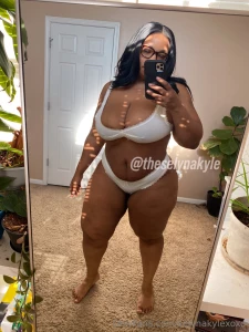 Free videos on the feed when you sub theselynakyle 4 vip page