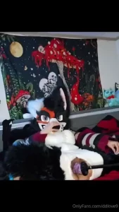 Big milf mommy fucks her cunt for you