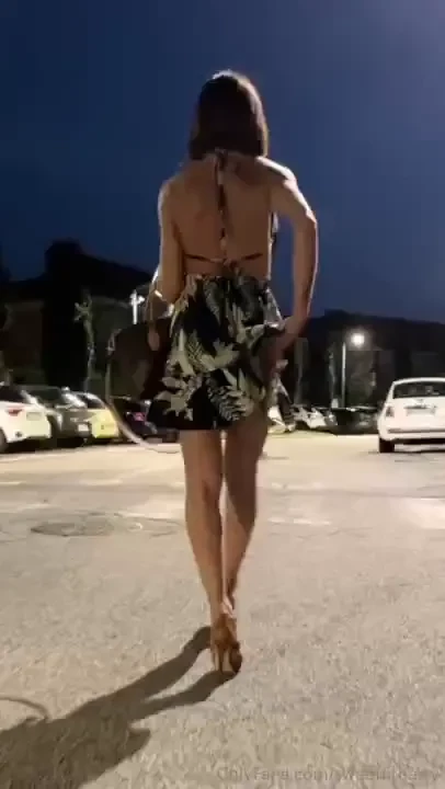 Buona serata anche a te e si io esco sempre senza niente sotto 