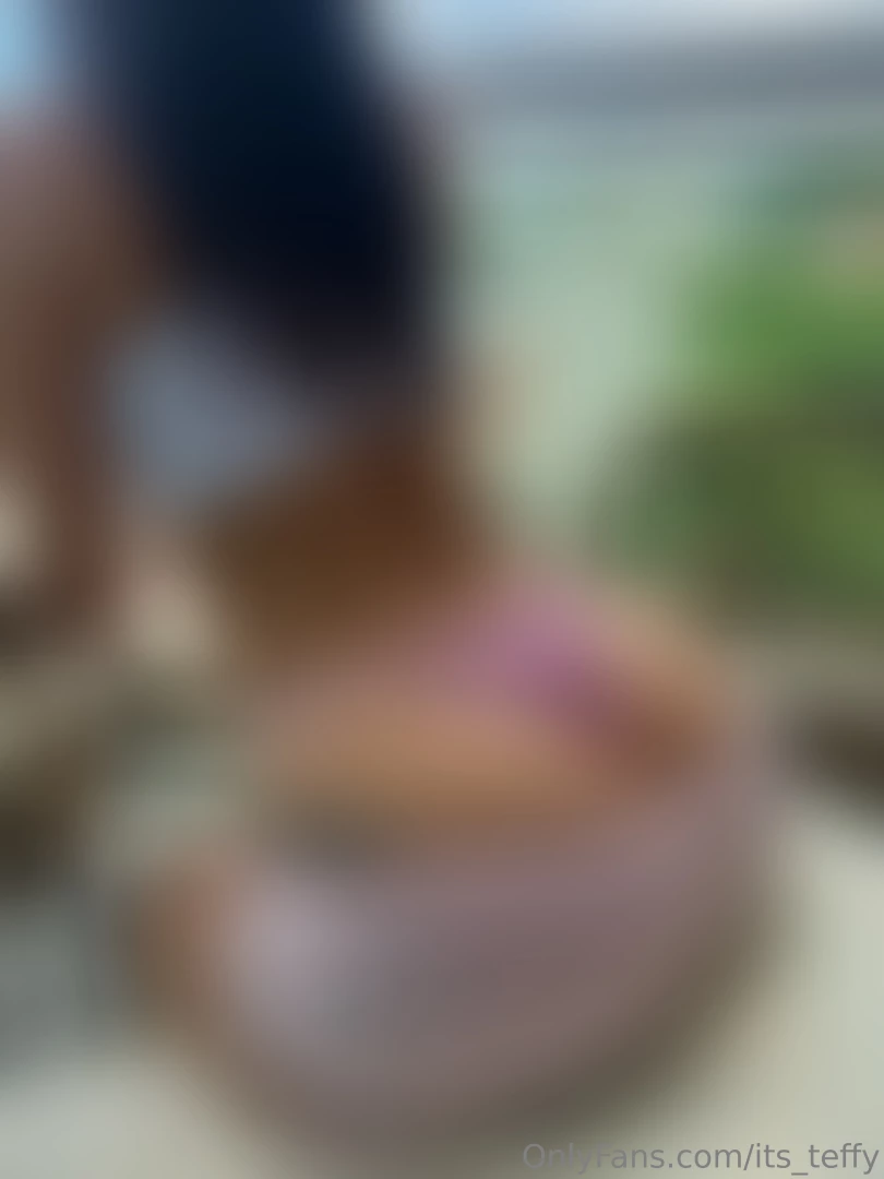 I was cleaning my house while i was looking at the whale tail i 