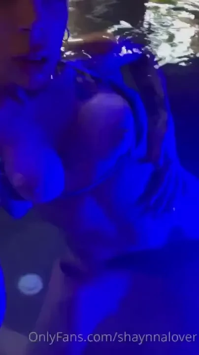 Playing in the water jugando en el agua 