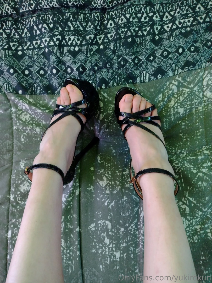 Mis patitas unu mis tacones nuevos qu tal se me ven 