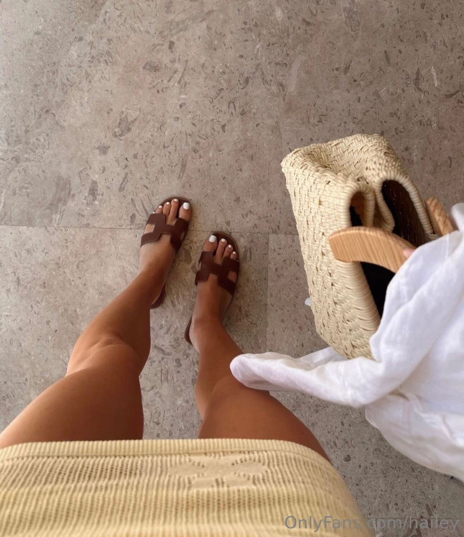 Do we like the white toes getting my nails done so this is important 