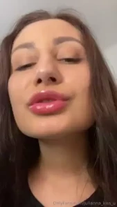 To get a slobbery sliding blowjob my lips need to be well moistened do