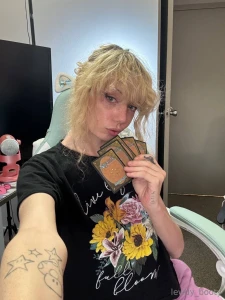 Wanna try my wicked little trick it ends with you moaning for more