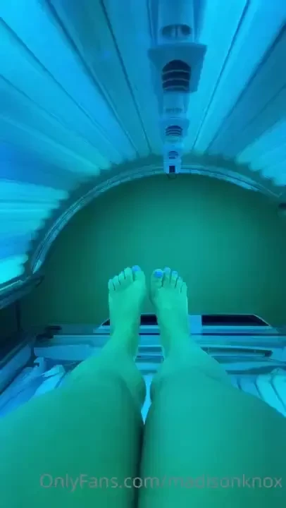 Want to suck on my toes dm me and request a feet pics bundle or feet 