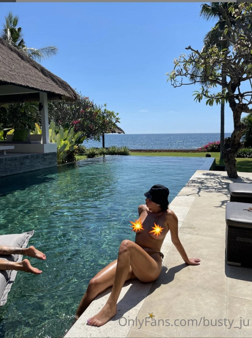 I m sitting by the pool but i would like to be on you 