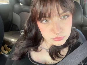 Eyes like questions lips like promises what story do you think i m