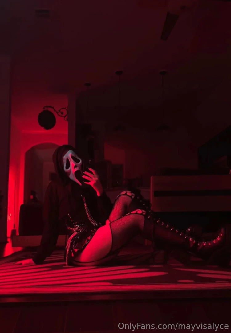 I think these tights make my thighs look nice 