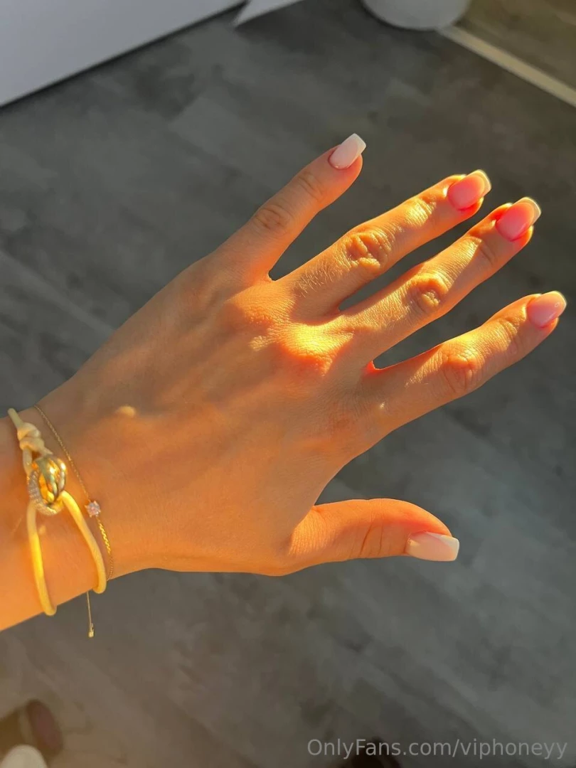 Just an esthetic pic do you like white nails 