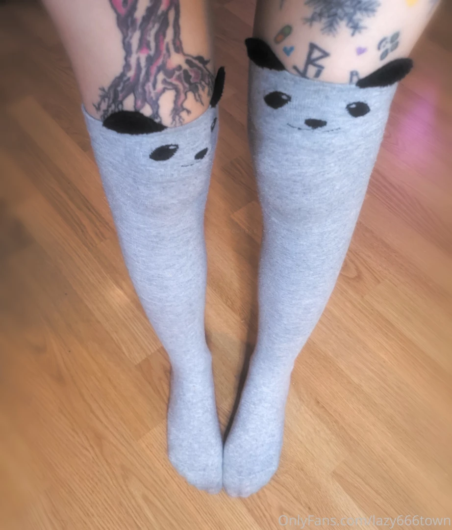 Pay to view 3 close ups of my ankles in these socks top amp side point 