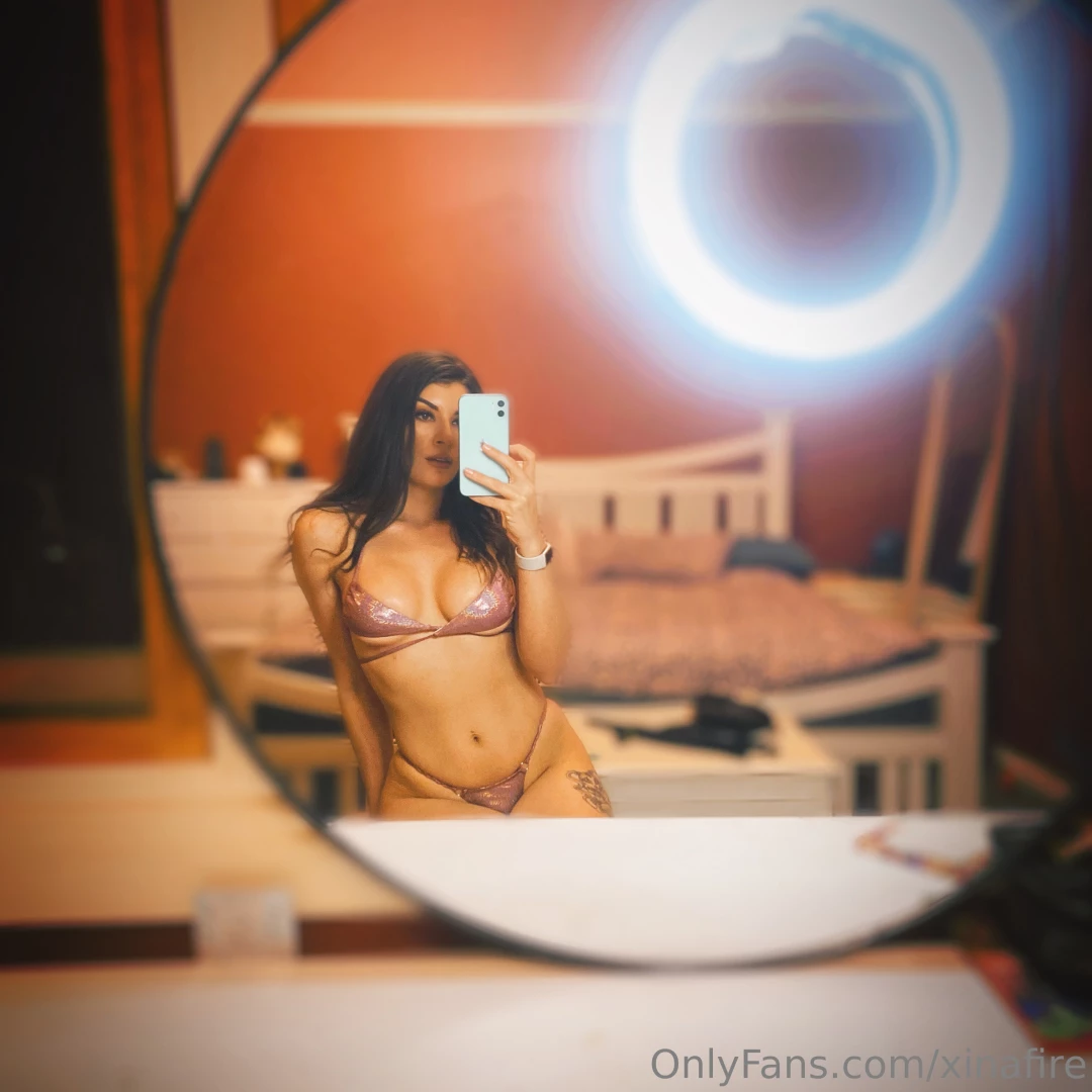 A mirror selfie a day keeps you in my dms 