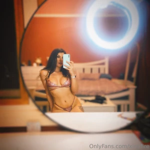 A mirror selfie a day keeps you in my dms