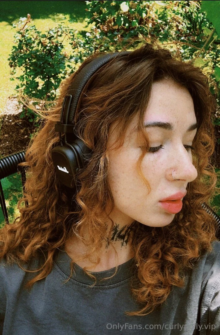 Let s play a game can you guess what s playing in my headphones 